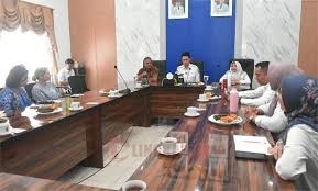 PERTEMUAN: Wakil Bupati Sumedang Fajar Aldila, bersama Sekretaris Daerah Tuti Riwati, menerima kunjungan kehormatan dari Nutrition International (NI) dan Kedutaan Besar Kanada di Ruang Rapat Wakil Bupati, Rabu (23/4/2025).  (Foto: Istimewa)