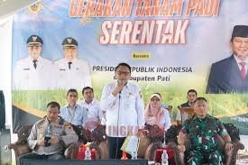 Wakil Bupati Pati, Risma Ardhi Chandra saat menghadiri Penanaman Padi Serentak di Desa Kutoharjo, Rabu (23/4/2025). Foto: Istimewa/Humas.