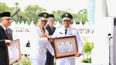 PRESTASI: Wakil Gubernur Jawa Barat Erwan Setiawan terima penghargaan sebagai provinsi peringkat kedua terbaik nasional dalam Laporan Penyelenggaraan Pemerintahan Daerah (LPPD) tahun 2024, yang diserahkan langsung oleh Wakil Menteri Dalam Negeri, Bima Arya. di Lapangan Dome BSCC Balikpapan, Kalimantan Timur, Jumat (25/4/2025). (Foto: Istimewa)