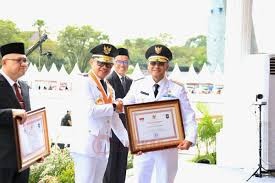 PRESTASI: Wakil Gubernur Jawa Barat Erwan Setiawan terima penghargaan sebagai provinsi peringkat kedua terbaik nasional dalam Laporan Penyelenggaraan Pemerintahan Daerah (LPPD) tahun 2024, yang diserahkan langsung oleh Wakil Menteri Dalam Negeri, Bima Arya. di Lapangan Dome BSCC Balikpapan, Kalimantan Timur, Jumat (25/4/2025). (Foto: Istimewa)