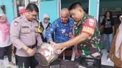 Proses pembuatan paving blok dari sampah plastik di Kecamatan Semarang Tengah. (dok Istimewa)