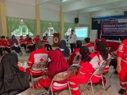 Salah satu fasilitator pelatih PSP dari Pusdiklat PMI Jateng saat memaparkan materi dalam pelatihan spesialisasi di Polbitrada, Sambiroto, Tembalang, kota Semarang. (dok Ahmad Rifqi Hidayat)