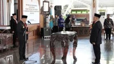 Bupati Pati Sudewo melantik Riyoso sebagai Kepala DPUTR Kabupaten Pati di Pendopo Kabupaten Pati, Jumat (25/4/2025). Foto: Istimewa/Humas.