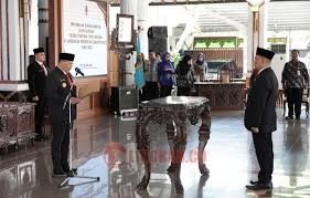 Bupati Pati Sudewo melantik Riyoso sebagai Kepala DPUTR Kabupaten Pati di Pendopo Kabupaten Pati, Jumat (25/4/2025). Foto: Istimewa/Humas.