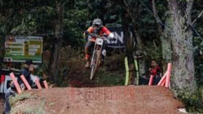 Salah satu downhiller saat mencob trek si Ternasi Bike Park. Foto: Istimewa.