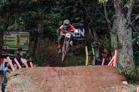 Salah satu downhiller saat mencob trek si Ternasi Bike Park. Foto: Istimewa.