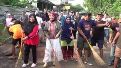 Ikut Aksi Keprihatinan Bersih-bersih Jalan, Mbak Tika Siap Bentuk Tim Kajian Terkait Penutupan Stockpile di Weleri. Foto: istimewa