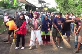 Ikut Aksi Keprihatinan Bersih-bersih Jalan, Mbak Tika Siap Bentuk Tim Kajian Terkait Penutupan Stockpile di Weleri. Foto: istimewa
