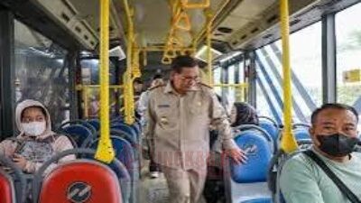 Gubernur DKI Jakarta saat menaiki angkutan umu. Foto: dok Pemprov DKI