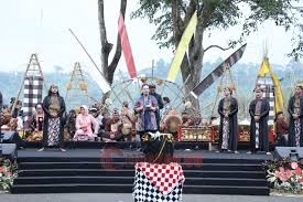 Wali Kota Semarang, Agustina Wilujeng Pramestuti saat menghadiri acara Sesaji Rewanda di Goa Kreo, Gunungpati. (dok Pemkot Semarang)