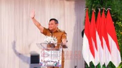 Gubernur Jawa Tengah, Ahmad Luthfi saat memberikan sambutan di acara Akad Massal dan Penyerahan Kunci untuk Tenaga Kesehatan di Perumahan Puri Delta Asri EXT 1, Kabupaten Kendal. (dok Pemprov Jateng)
