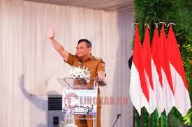 Gubernur Jawa Tengah, Ahmad Luthfi saat memberikan sambutan di acara Akad Massal dan Penyerahan Kunci untuk Tenaga Kesehatan di Perumahan Puri Delta Asri EXT 1, Kabupaten Kendal. (dok Pemprov Jateng)