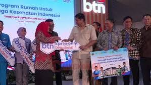 Menteri Perumahan dan Kawasan Permukiman (PKP), Maruarar Sirait bersama Menteri Kesehatan (Menkes), Budi Gunadi Sadikin menyerahkan secara simbolis kunci rumah bagi tenaga kesehatan (nakes). (dok Istimewa)
