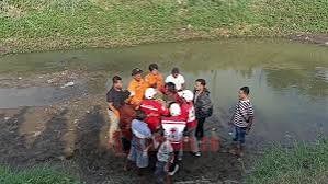 Evakuasi korban tenggelam di Sungai Waridin, Kecamatan Kendal. (dok Istimewa)