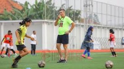 Latihan yang dilakukan pemain muda sepak bola putri di Supersoccer Arena, Rendeng, Kudus, Jumat (11/4/2025). Foto: Istimewa.