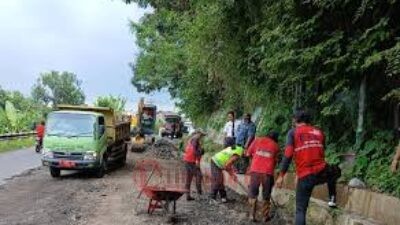 Perbaikan jalan rusak di Jalan Kuwasen Rejo - Kelurahan Pongangan, Kecamatan Gunungpati. (dok Pemkot Semarang)