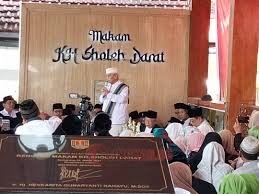 Ketua umum Jatman, KH Ahmad Chalwani Nawawi saat memberikan ceramah agama dalam rangka khaul Mbah Sholeh Darat di TPU Bergota Semarang. Foto: Rifqi/Lingkar.co
