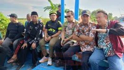Ketua DPRD Kendal Mahfud Sodiq melakukan inspeksi mendadak (sidak) untuk melihat kondisi Sungai Mbiru yang sering menyebabkan banjir di wilayah Kecamatan Kendal dan Patebon. Sidak ini dilakukan dengan menyusuri Sungai Mbiru hingga ke muara menggunakan perahu, pada Selasa (15/4/2025). (Foto: Istimewa)