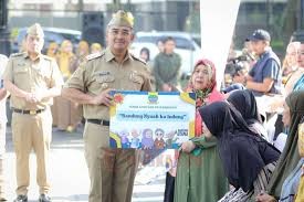 PELUNCURAN: Wali Kota Bandung, Muhammad Farhan pimpin langsung peluncuran Bandung Nyaah Ka Indung pada (7/4/2024). (Foto: IIstimewa)