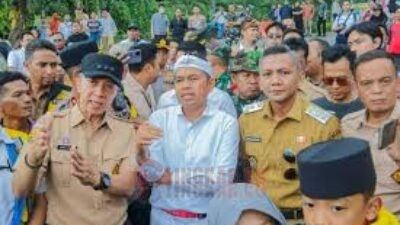 TINJAUAN: Gubernur Jawa Barat, Dedi Mulyadi, didampingi Wali Kota Bogor, Dedie A. Rachim, dan Wakil Wali Kota Bogor, Jenal Mutaqin, meninjau lokasi longsor di Jalan Saleh Danasasmita, Kecamatan Bogor Selatan, Kota Bogor (14/4/2025). (Foto: Istimewa)