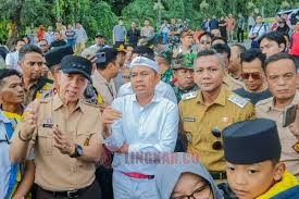 TINJAUAN: Gubernur Jawa Barat, Dedi Mulyadi, didampingi Wali Kota Bogor, Dedie A. Rachim, dan Wakil Wali Kota Bogor, Jenal Mutaqin, meninjau lokasi longsor di Jalan Saleh Danasasmita, Kecamatan Bogor Selatan, Kota Bogor (14/4/2025). (Foto: Istimewa)