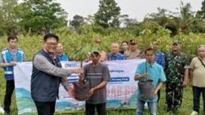 Penyerahan bantuan bibit durian di Kecamatan Gunungwungkal, Pati, Kamis (17/4/2025). Foto: Istimewa.