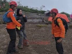 Tim SAR Gabungan Evakuasi Pendaki Pingsan di Gunung Sindoro