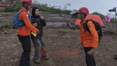 Evakusi survivor pingsan akibat penyakit Gerd. (dok Basarnas Semarang)