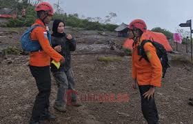 Evakusi survivor pingsan akibat penyakit Gerd. (dok Basarnas Semarang)
