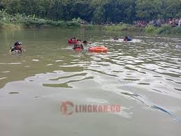 Evakuasi korban tenggelam di embung Desa Warugunung, Kecamatan Pancur, Rembang. (dok Basarnas Semarang)