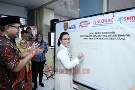 Penandatanganan komitmen Pemkot Semarang dalam deklarasi penyerahan ijasah peserta didik yang tertahan. (dok Pemkot Semarang)