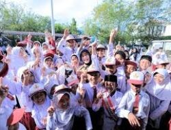 Disambut Senyum Ceria Siswa SD 20, Illiza Resmi Luncurkan Dokter Saweu Sikula