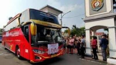 Bupati Kendal, Dyah Kartika Permatasari melepas rombongan warga Kendal yang balik lagi merantau kerja ke Jakarta. (dok Istimewa)
