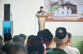 Bupati Pati Sudewo dalam kegiatan bimbingan manasik haji nasional yang digelar di Universitas Safin, Kecamatan Trangkil, Pati, Jumat (19/4/2025). Foto: Istimewa/Humas.