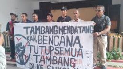 Masyarakat yang tergabung dalam “Sukolilo Bangkit” mendatangi Kantor DPRD Pati, Kamis (10/4/2025). Foto: Miftahus Salam/Lingkar.co
