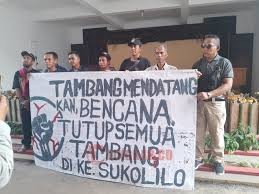 Masyarakat yang tergabung dalam “Sukolilo Bangkit” mendatangi Kantor DPRD Pati, Kamis (10/4/2025). Foto: Miftahus Salam/Lingkar.co