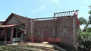 BENCANA ALAM: Rumah milik Sopan Sofyan, warga Dusun Gondang RT 2 RW 2, Desa Gondang, Kecamatan Cepiring, Kabupaten Kendal roboh pada bagian atap dan sebagian temboknya. (Foto: Istimewa)