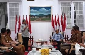 PERTEMUAN: Bupati Sumedang Dony Ahmad Munir dengan jajaran Universitas Widyatama dan INTI International University Malaysia yang berlangsung di Gedung Negara, Senin (21/4/2025). (Foto: Istimewa)