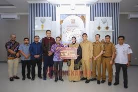 BERSAMA: Ketua KIP Banda Aceh Yusri Razali serahkan dana senilai Rp 2,2 miliar kepada Wali Kota Banda Aceh Illiza Sa’aduddin Djamal di pendopo, Senin (21/4/2025). (Foto: Istimewa)