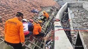 Evakuasi korban di Pondok Pesantren Modern Darussalam Gontor. (dok Basarnas Semarang)
