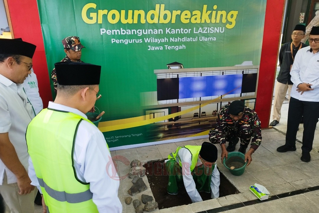Rois Syuriyah PWNU Jawa Tengah, KH Ubaidillah Shodaqoh saat melakukan peletakan batu pertama pembangunan Badiklat dan kantor Lazisnu Jateng di Jl Ki Mangunsarkoro No. 17, Kota Semarang, Jawa Tengah, Sabtu (10/5/2025). Foto: istimewa