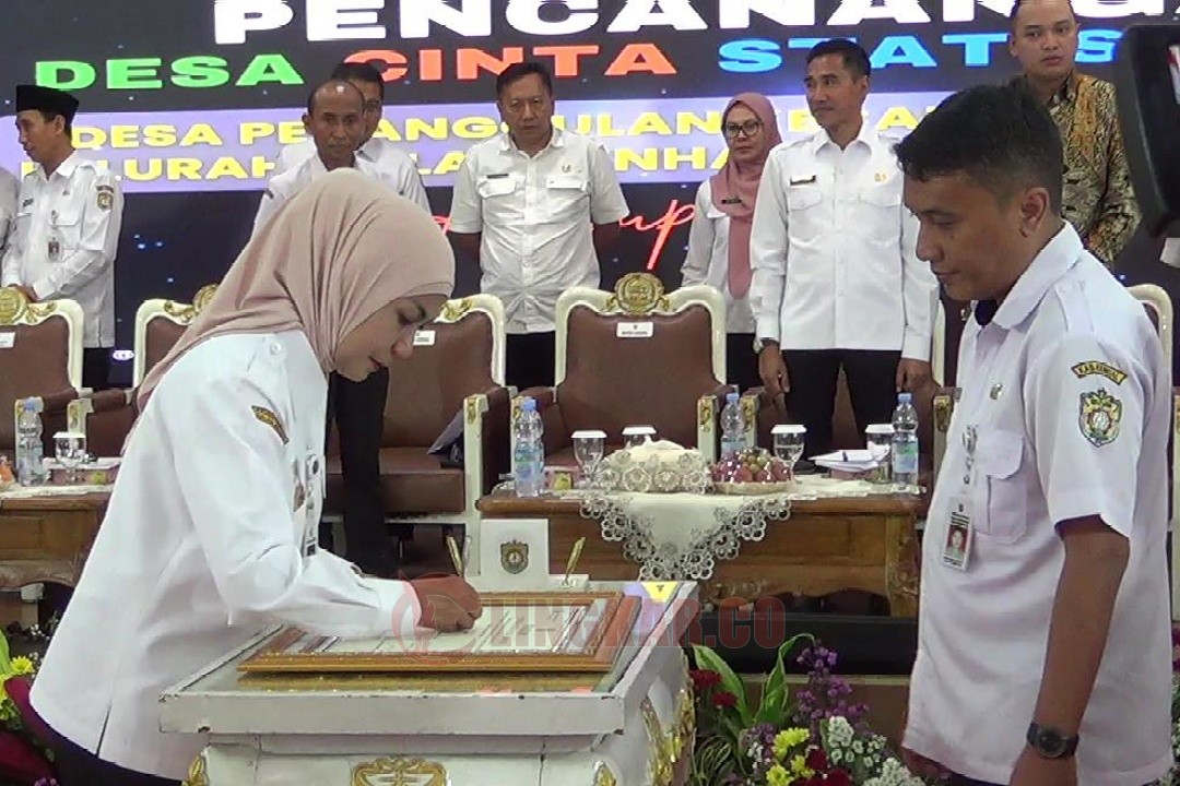 Bupati Kendal Dyah Kartika Permanasari saat menandatangani hasil Musyawarah Perencanaan Pembangunan (Musrenbang) dan Rencana Pembangunan Jangka Menengah Daerah (RPJMD) Kabupaten Kendal di Pendopo Tumenggung Bahurekso, Rabu (14/5/2025). Foto: Wahyudi/Lingkar.co