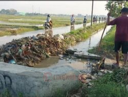 Sampah Sumbat Saluran Air, Banjir Kembali Genangi Jalan Penghubung Bulugede – Tambakrejo Kendal