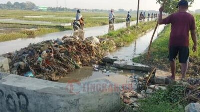 Sampah Sumbat Saluran Air, Banjir Kembali Genangi Jalan Penghubung Bulugede-Tambakrejo Kendal