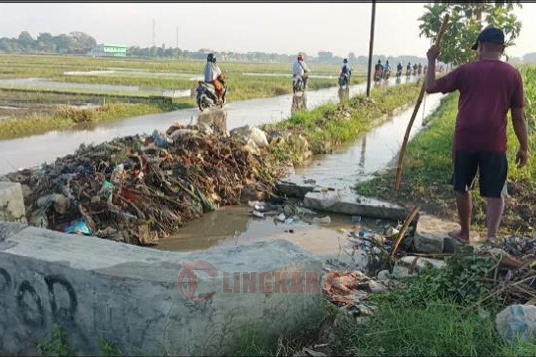 Para pemotor menghindari genangan air di jalan penghubung antara Desa Bulugede dan Desa Tambakrejo, Kecamatan Patebon, Kabupaten Kendal, Jawa Tengah. Foto: istimewa