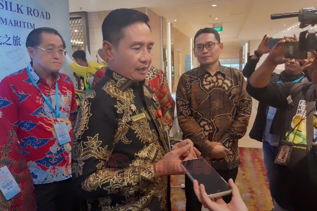 Pj. Sekda Kota Semarang, Muhammad Khadhik bersama dengan perwakilan CAMSR, Tay Kak Sie Foundation, dan Sino-Nusantra Institute saat wawancara wawancara media di Gumaya Tower Hotel pada Jumat (16/5/2025). Foto: Rifqi/lingkar.co