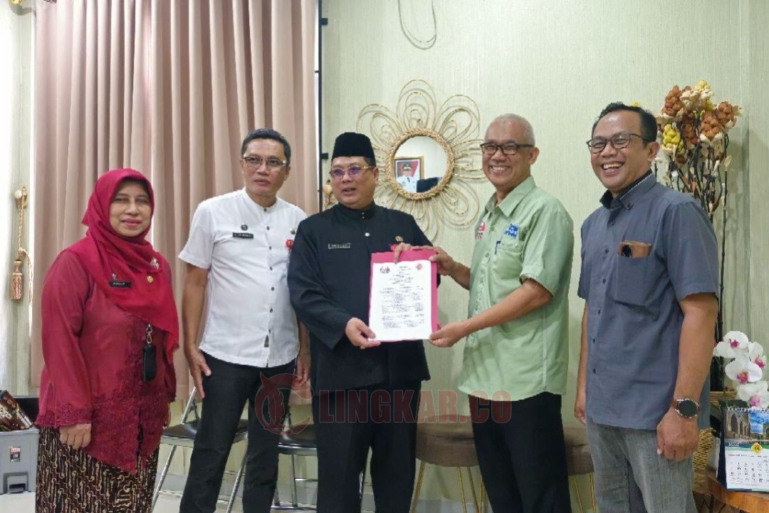 Kepala Disnaker Kota Semarang, Sutrisno dan Direktur PT Taman Satwa Semarang seusai tandatangan kerja sama. Foto: dokumentasi