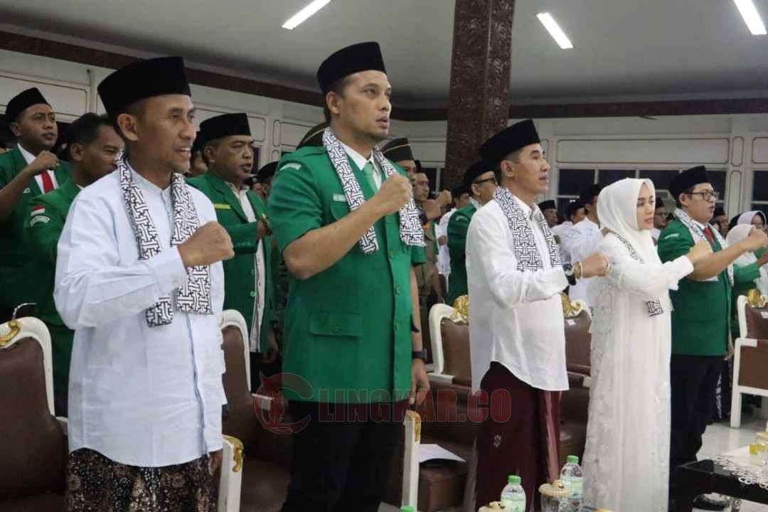 Wabup Kendal Benny Karnadi (baju putih) bersama istri, Niken Larasati saat pembukaan pelantikan serentak 8 PAC GP Ansor bersama pelantikan PC MDS Rijalul Ansor Kabupaten Kendal di Pendopo Tumenggung Bahurekso Kendal, Jawa Tengah, Jumat (16/5/2025) malam. Foto: dokumentasi/istimewa