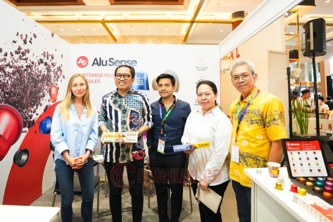 Wamenperin Faisol Riza berfoto bersama saat World of Coffee 2025 di JICC, dia menyatakan industri kopi Indonesia mendapat tren positif. Foto: dokumentasi