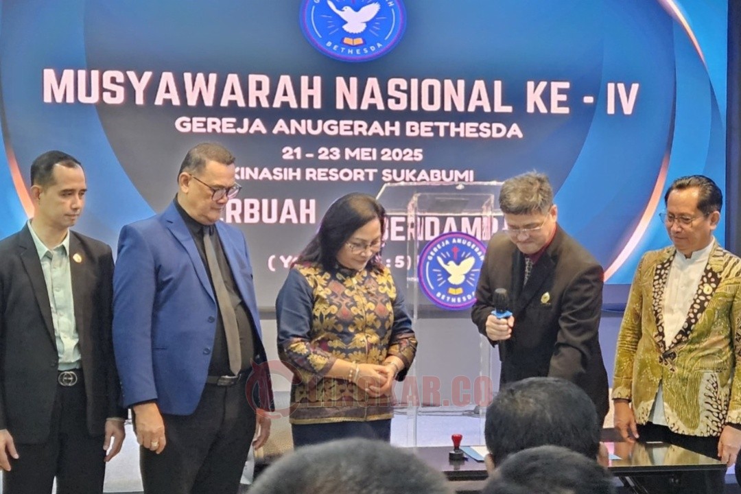 Ditjen Bimas Kristen, Jeane Marie Tulung, dan Ketua Umum Sinode Gereja Anugerah Bethesda, Pdt. Jeffry Tatimu seusai melakukan MoU penanaman pohon. Foto: dokumentasi